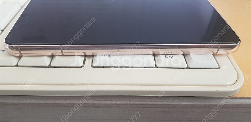 (개인)SKT S22 256g 레드 단품 약잔상 팝니다--3