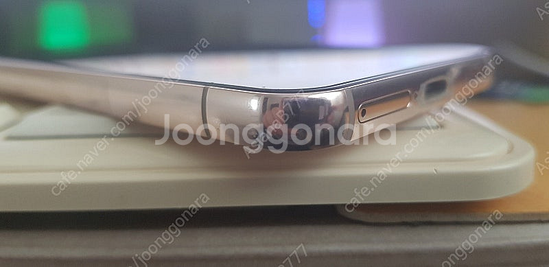 (개인)SKT S22 256g 레드 단품 약잔상 팝니다--4