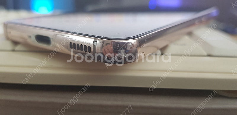 (개인)SKT S22 256g 레드 단품 약잔상 팝니다--6