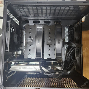 라이젠 9600X , RTX 4060 , 램 32GB ,SSD 1TB 새상품급 게이밍 컴퓨터 팝니다.