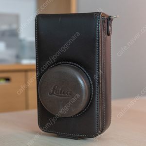 라이카 X1 전용 가죽 케이스 브라운 팝니다.