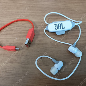 블루투스 이어폰 2개(알리캡슐 Anomoibuds IP010-XPRO&JBL E25BT)+로지텍 블루투스 키보드(K380) 묶음팝니다.(가격절충 가능)