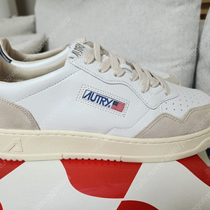 Autry 오트리 메달리스트 로우 레더 스웨이드 화이트 블루 43 사이즈 새상품
