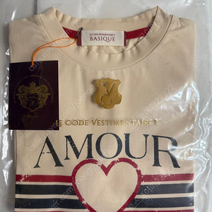 코스모폴리탄줄라이 예지스 L'AMOUR 라무르 티셔츠 버터 새상품