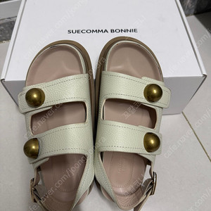 슈콤마보니 샌들