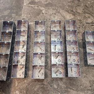 융 스위치콘센트용 철제사각 매립박스 28개 팝니다