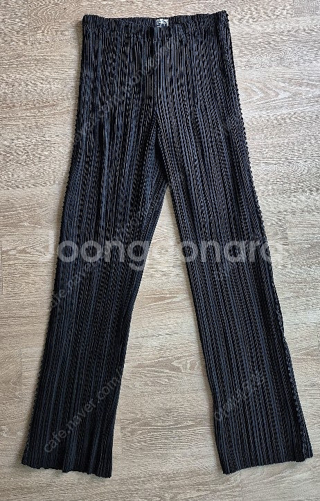 정품 이세이미야케 플리츠플리즈 해칭플리츠 블랙 팬츠--1