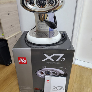 일리 X 7.1 화이트 커피 머신 판매 합니다.