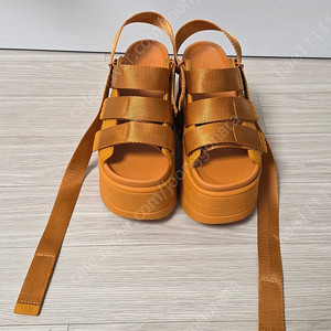 (새상품) UGG 어그 골든라이즈 하이 플랫폼 스트랩 슬라이드 샌들 골든글로우 230