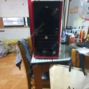 컴퓨터 본체 팝니다 검정색과 빨간색이 섞인 컴퓨터 본체입니다 DVD 드라이브가 있고, Intel Core 2 스티커가 붙어있습니다