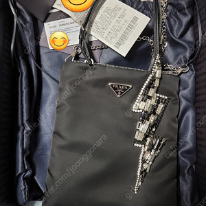 (10월까지 판매)프라다 테수토 호보 크리스탈 토트백 판매해요