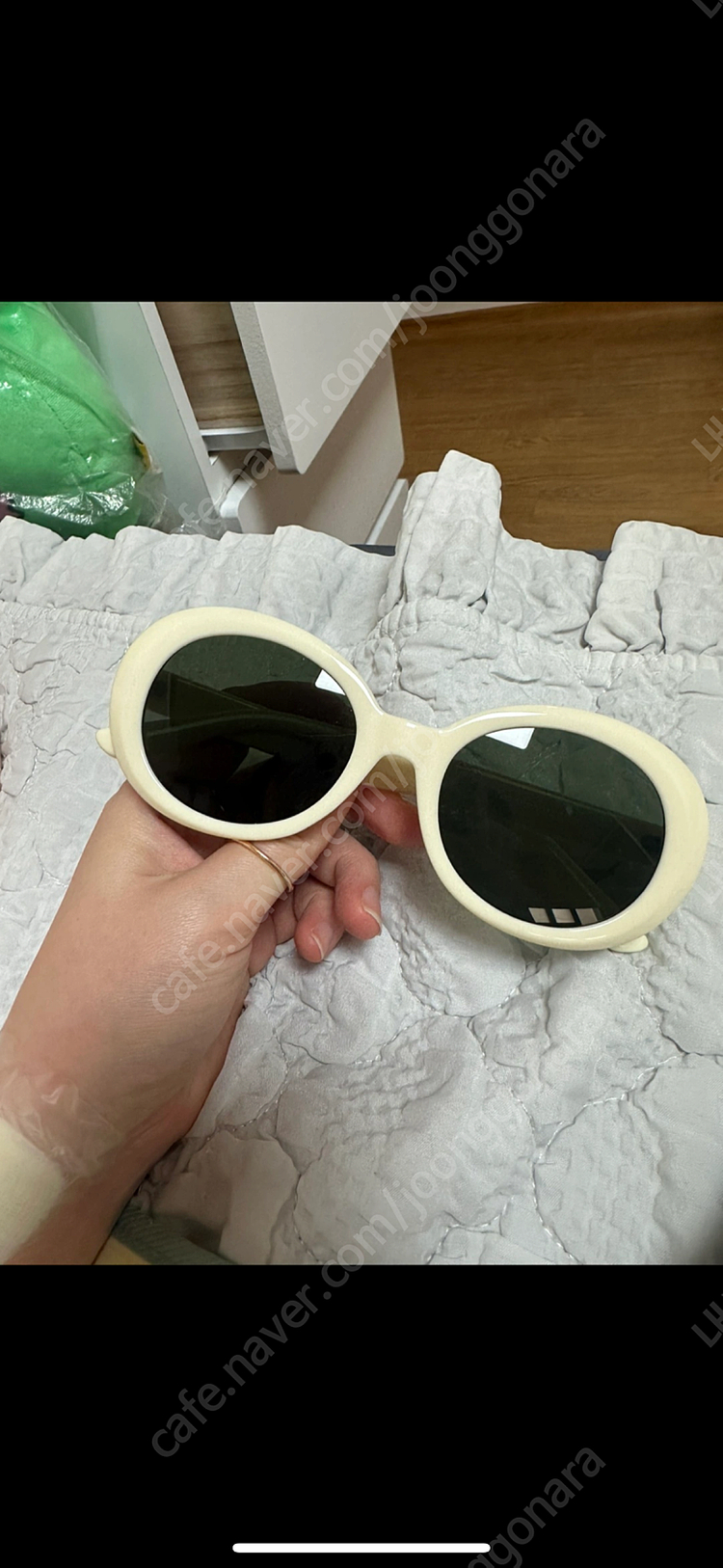투디터 시착만 한 레몬그린 색 선글라스--1