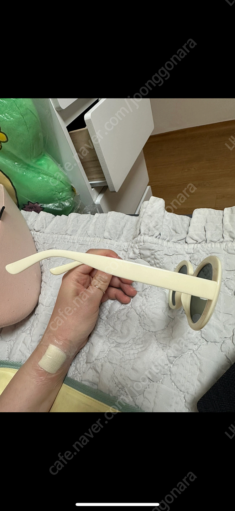 투디터 시착만 한 레몬그린 색 선글라스--2