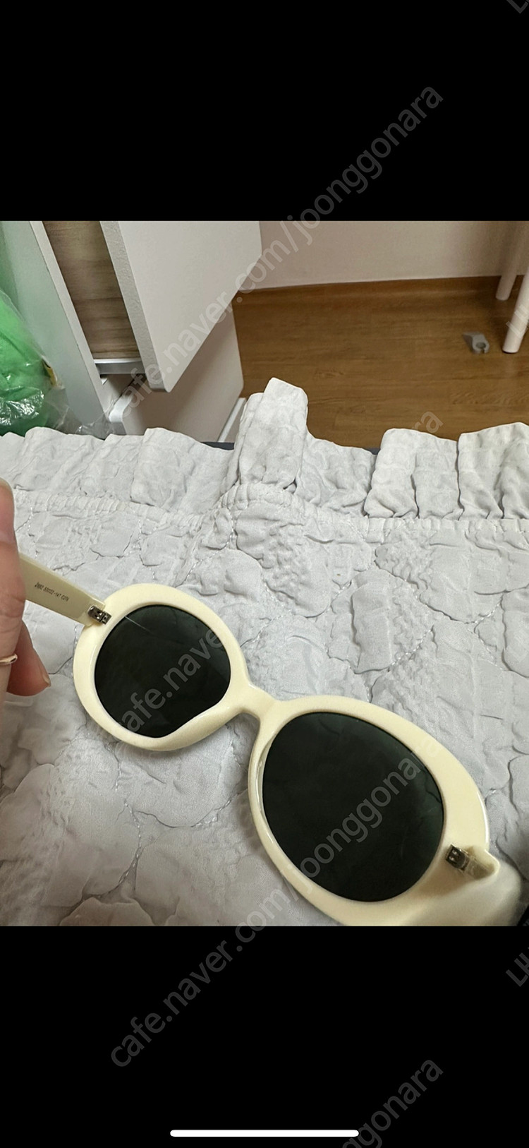 투디터 시착만 한 레몬그린 색 선글라스--4