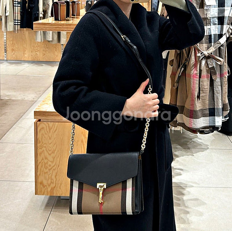 정품 버버리 멕켄 크로스백 가방 택포40만--1