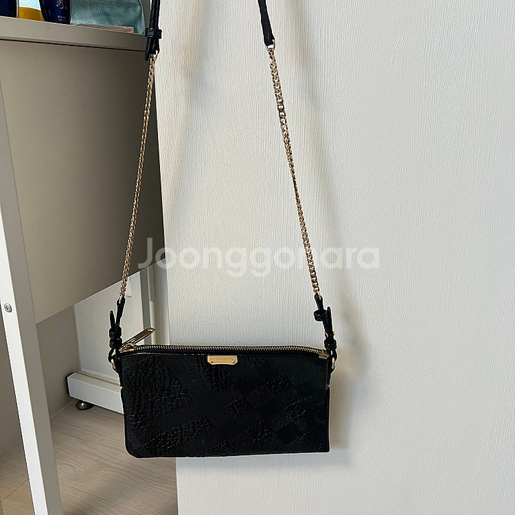 정품 버버리 파이톤 블랙 크로스 체인백 택포 16만--4