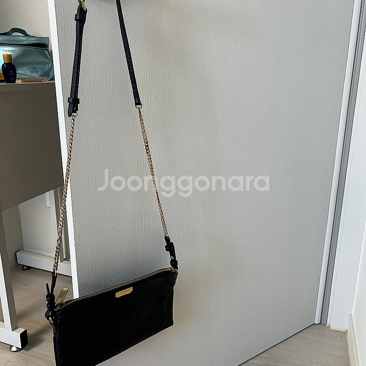 정품 버버리 파이톤 블랙 크로스 체인백 택포 16만--5