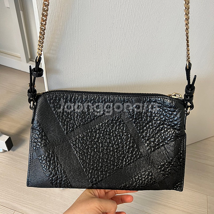 정품 버버리 파이톤 블랙 크로스 체인백 택포 16만--6