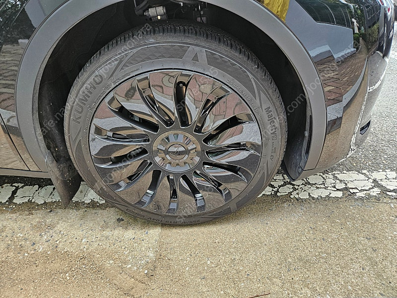 테슬라 모델Y 19인치 휠캡(휠커버) 3개 판매합니다.(구 모델Y, 주니퍼 아님) 이미지