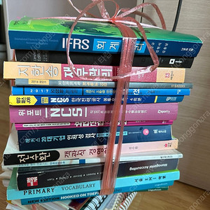 경제학, 영단어, 회계, 한국사 관련된 교재