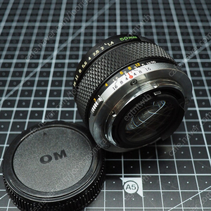 올림푸스 OM 필름카메라용 주이코 50mm f1.4 렌즈 판매합니다