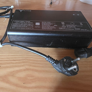 타이탄1000. 고속 충전기.