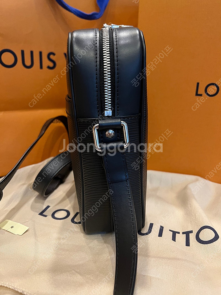 루이비통 슈프림 에피 다뉴브PM 크로스백 블랙--4