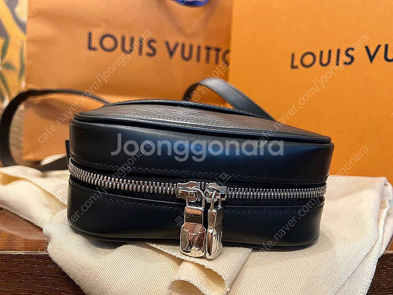 루이비통 슈프림 에피 다뉴브PM 크로스백 블랙--5