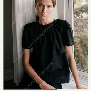 시에 소피아 셔링 디테일 블라우스(블랙) 새상품 팝니다