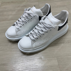 알렉산더맥퀸 오버솔 스니커즈 43 사이즈