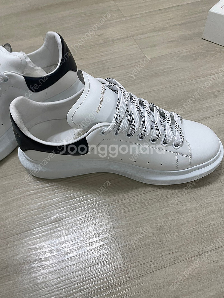 알렉산더맥퀸 오버솔 스니커즈 43 사이즈--1