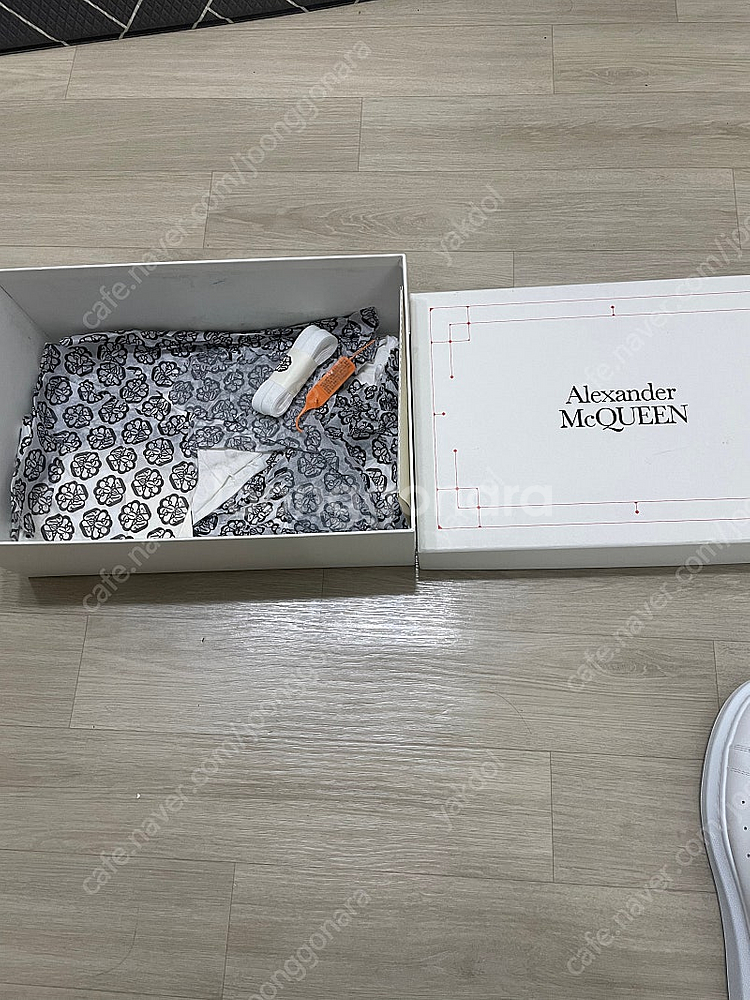 알렉산더맥퀸 오버솔 스니커즈 43 사이즈--3