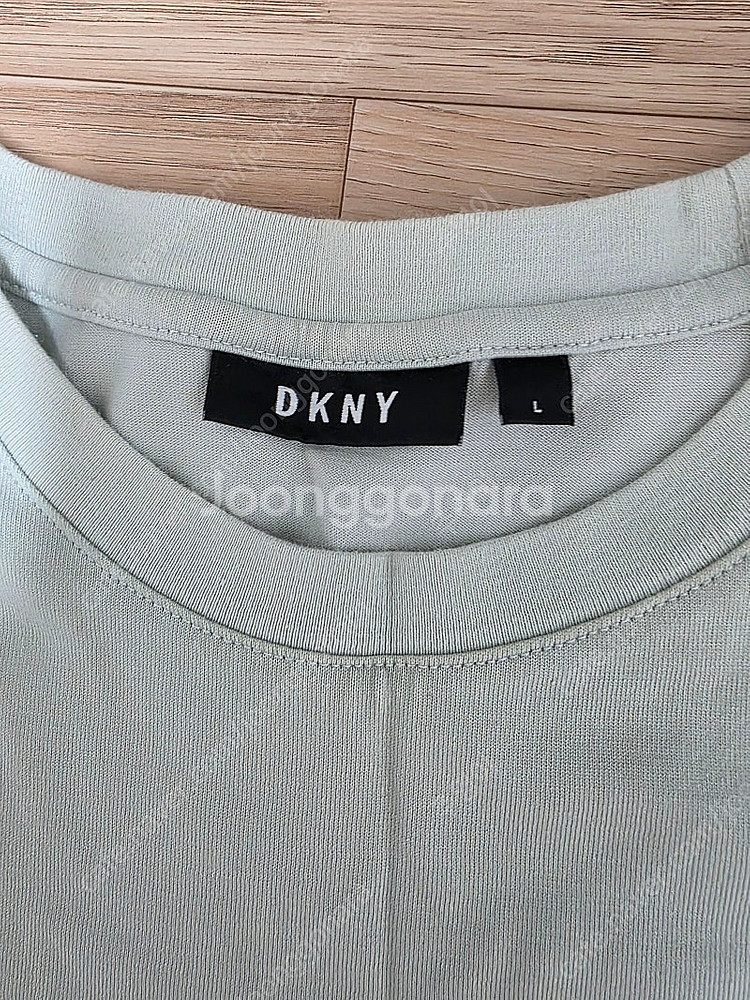 DKNY 반팔티셔츠 라지 사이즈 판매합니다--3