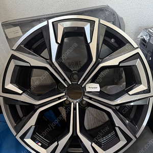bmw i4 앞 휠 팝니다