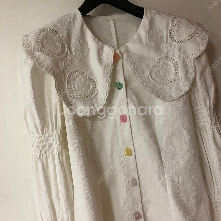 쎄무아듀 23년 버블 슬리브 하트 블라우스 셔츠 자수 빅카라--3