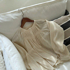 오케이플레이스 도쿄 블라우스 오케플 구텐 크림베이지 출근룩 하객룩