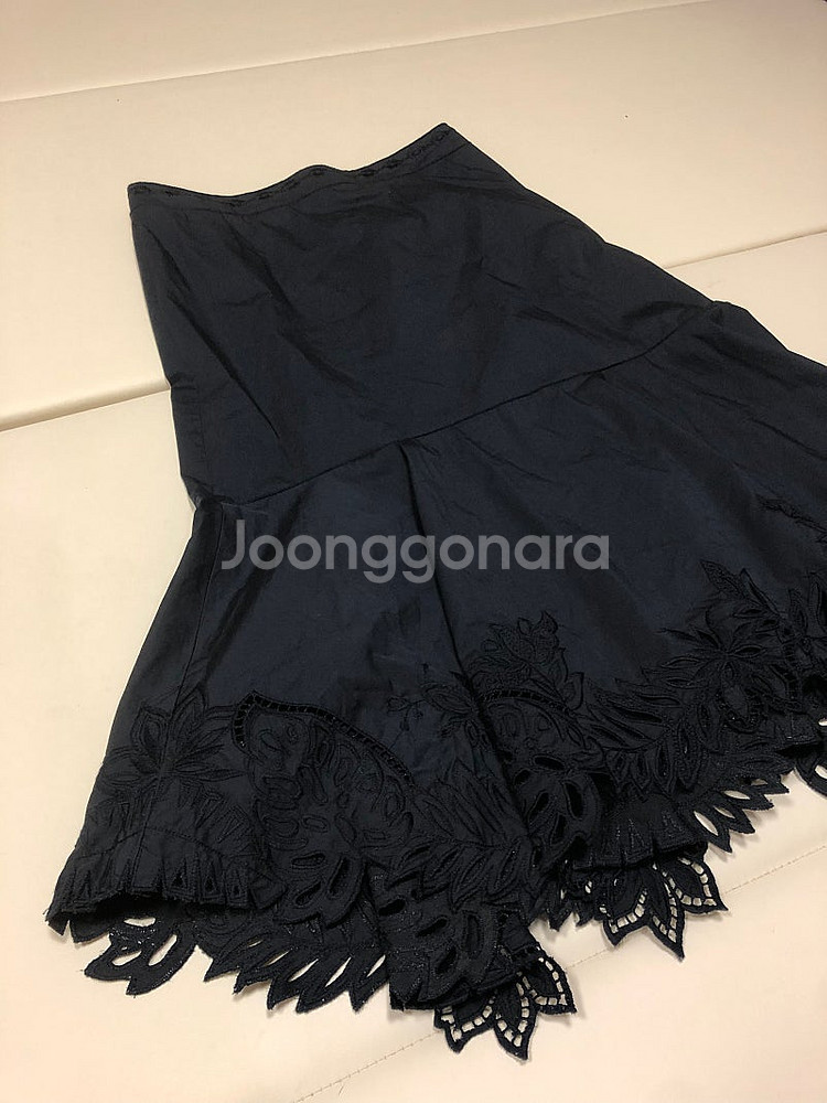 오브제 자수 펀칭 바스락 롱 스커트 치마 출근룩 올드머니룩 페미닌 하객룩--1