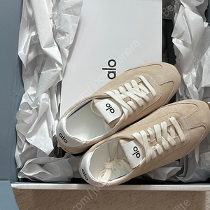 알로 alo 선셋스니커즈 샌드스톤 8.5 새상품