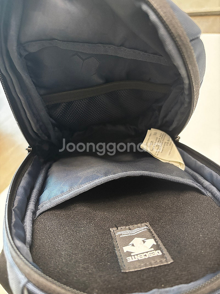 데상트 슬링백 힙색 네이비--1