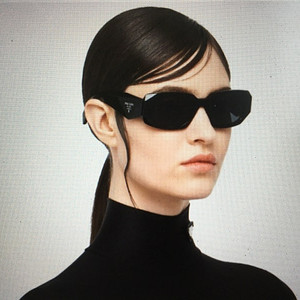 정품 프라다 선글래스 spr17w 블랙 팝니다