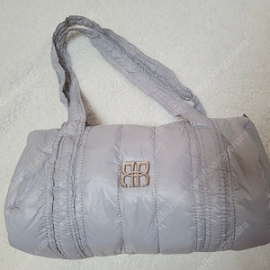 락케이크 글로시 나일론 패디드 백 실버 팝니다