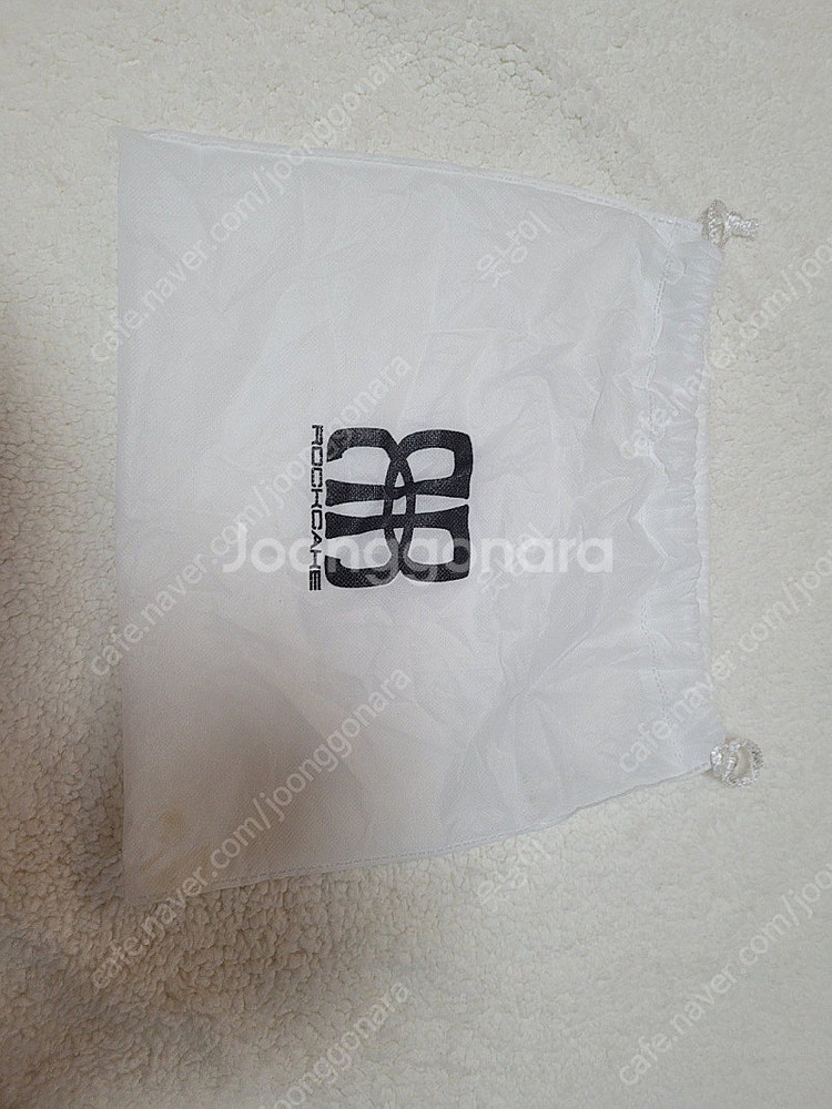 락케이크 글로시 나일론 패디드 백 실버 팝니다--8