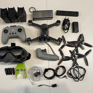 DJI FPV 콤보 + 플라이모어 키트 + 추가 구성품 팝니다(풀박스)