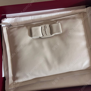 페라가모 비바클러치 라이트베이지