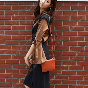 세컨플로어 소매슬릿 카멜컬러 티셔츠