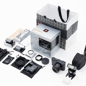 라이카 Q3 28 박스풀 (거의새것)+ 각종 악세사리 + 보증기간남음 판매합니다.