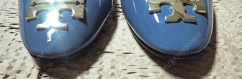 토리버치 도르세 페이던트 가죽 슈즈 판매합니다--2