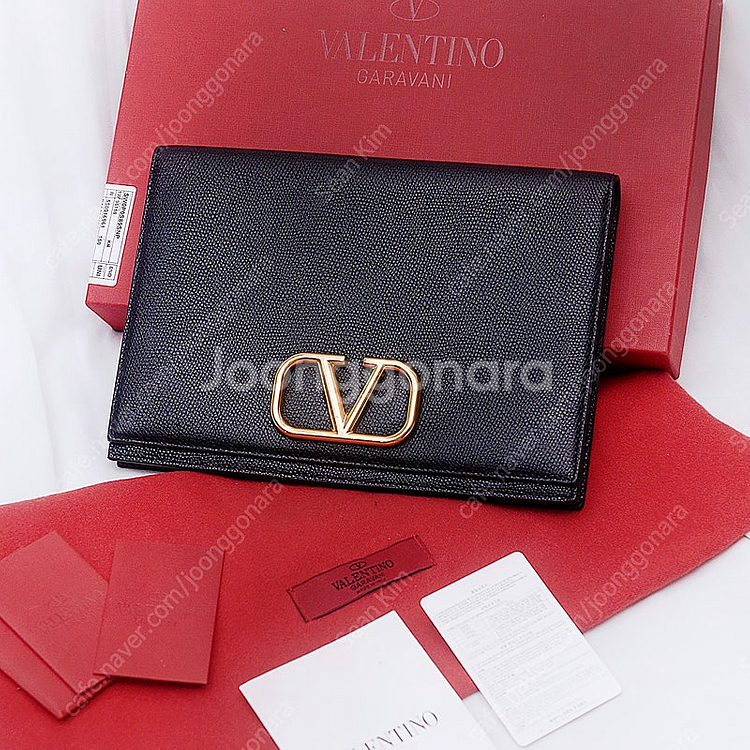 발렌티노 금장 V링 블랙 스탐파 알체 미디움 클러치백--0