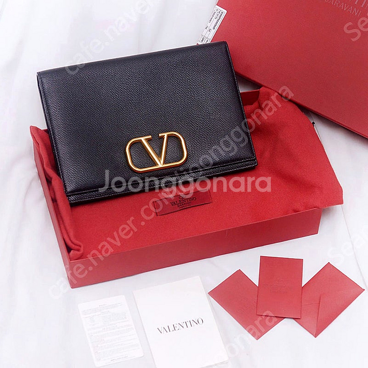 발렌티노 금장 V링 블랙 스탐파 알체 미디움 클러치백--1