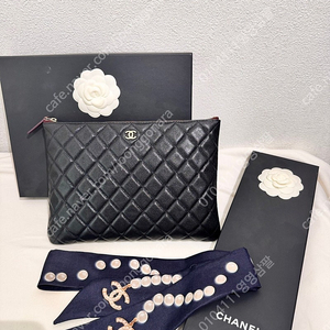 샤넬 클래식 클러치 미디움 미듐 블랙 캐비어 + 샤넬 스카프드려요